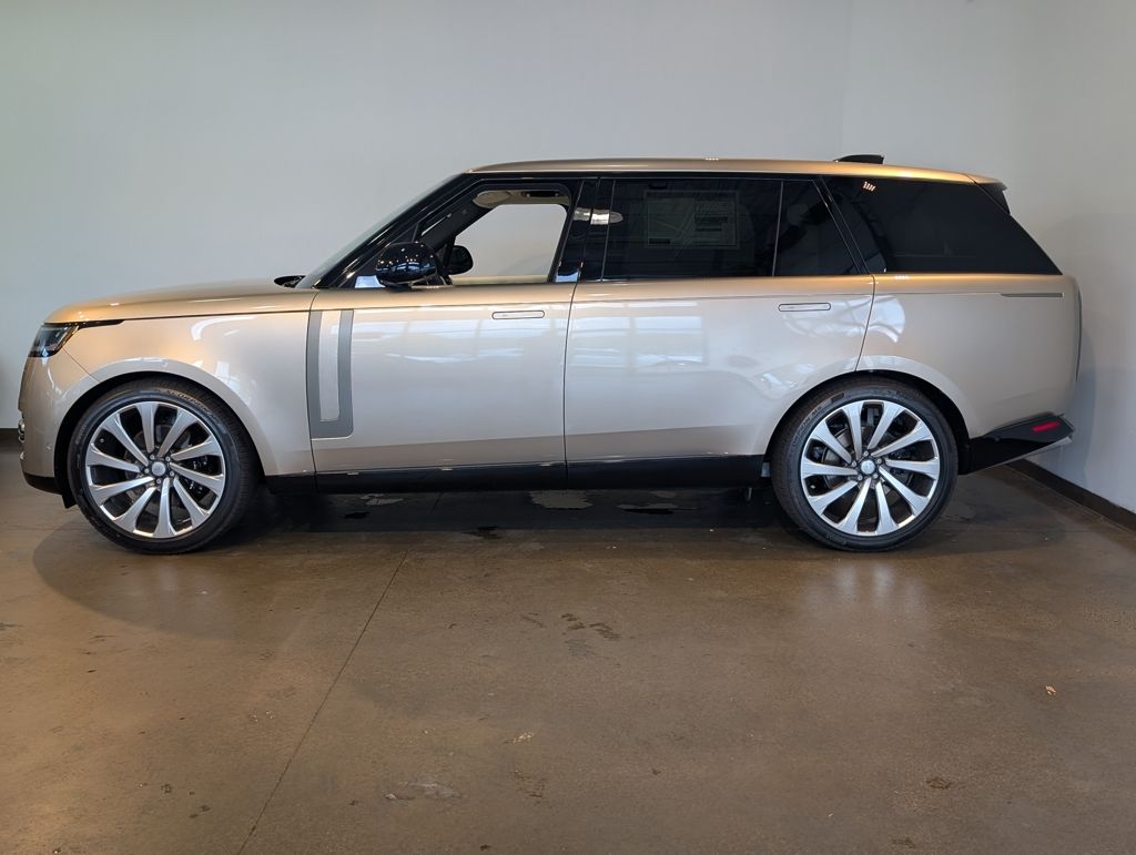 2025 Land Rover Range Rover SE photo 3