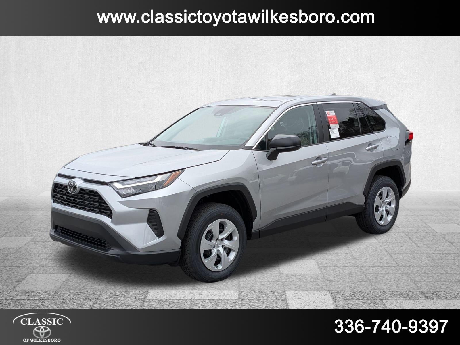 2025 Toyota RAV4 LE's photo