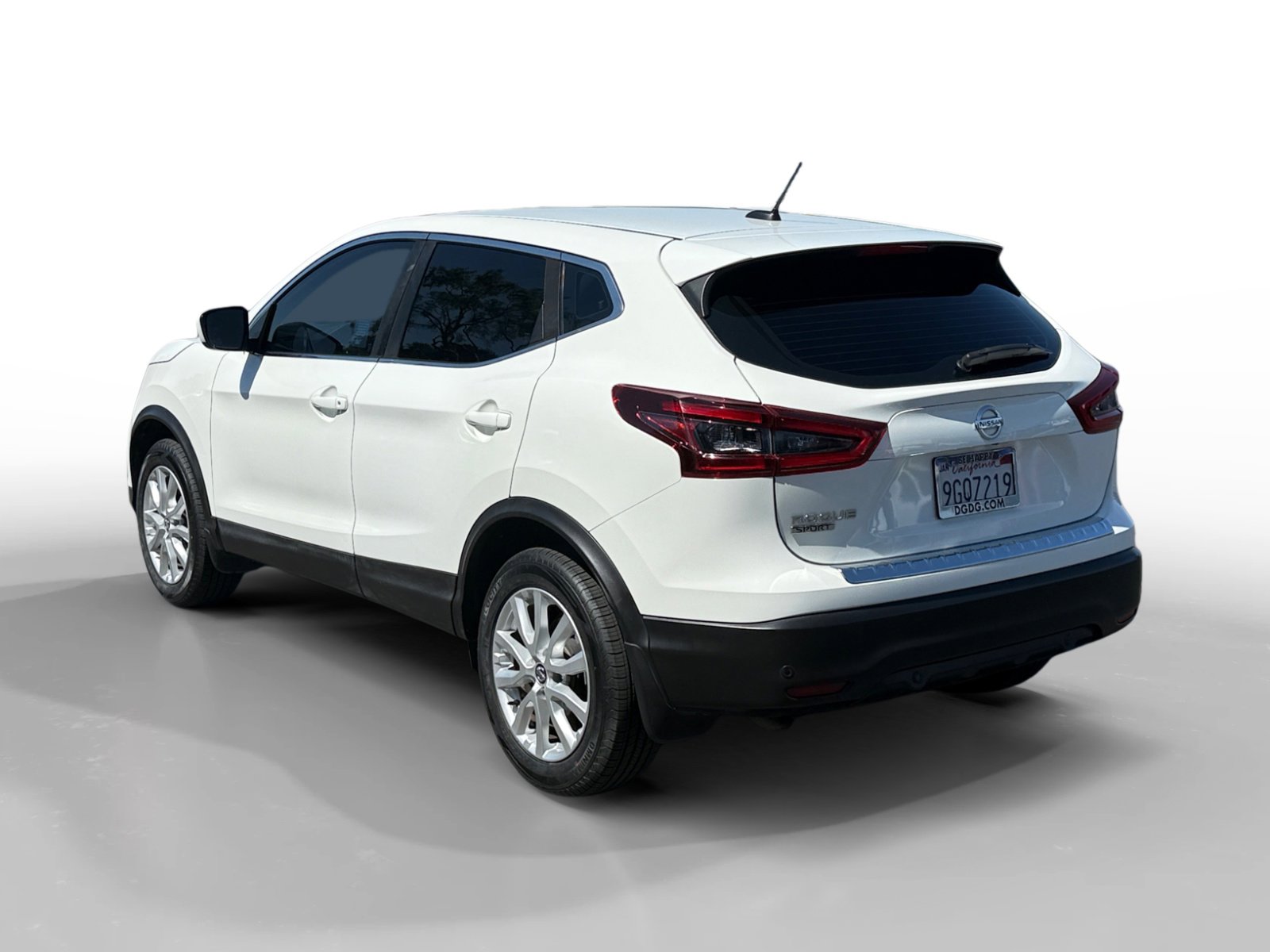 2020 Nissan Rogue Sport S photo 2