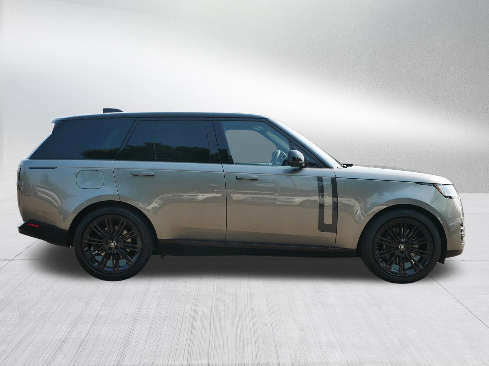 2023 Land Rover Range Rover SE photo 4