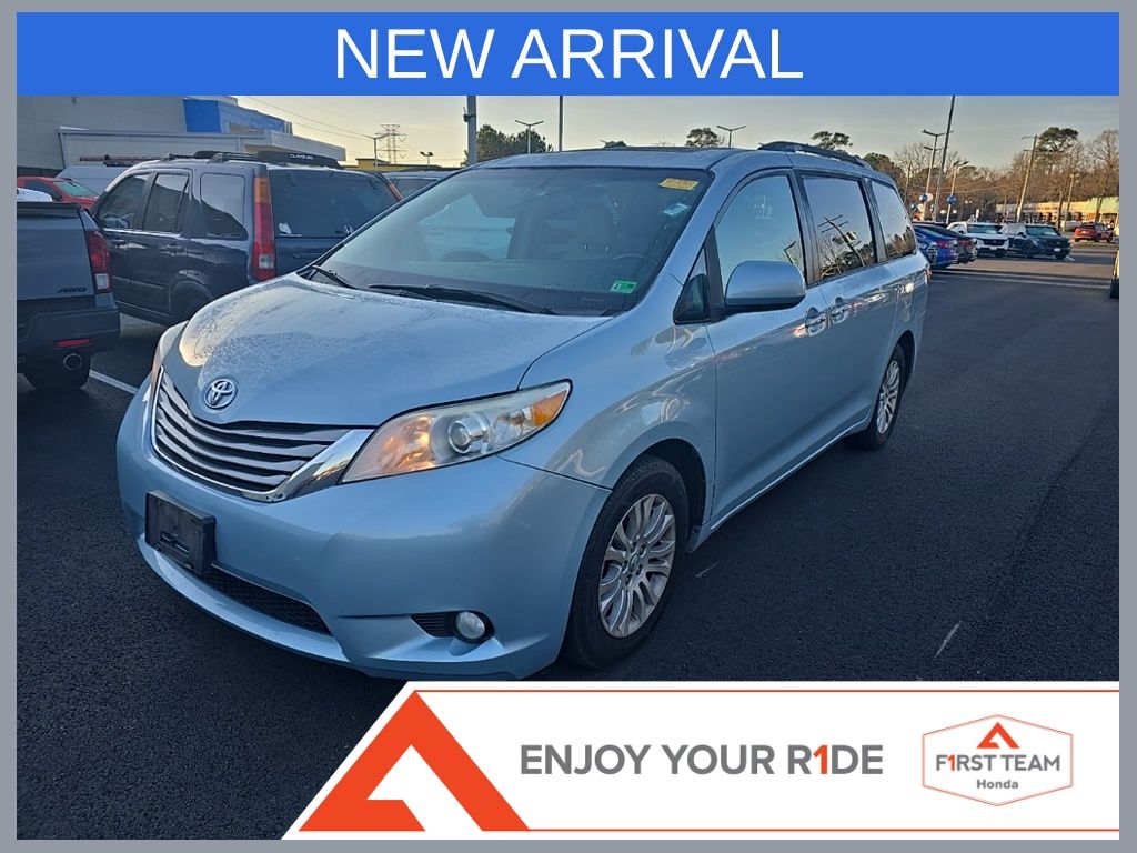 2017 Toyota Sienna XLE's photo