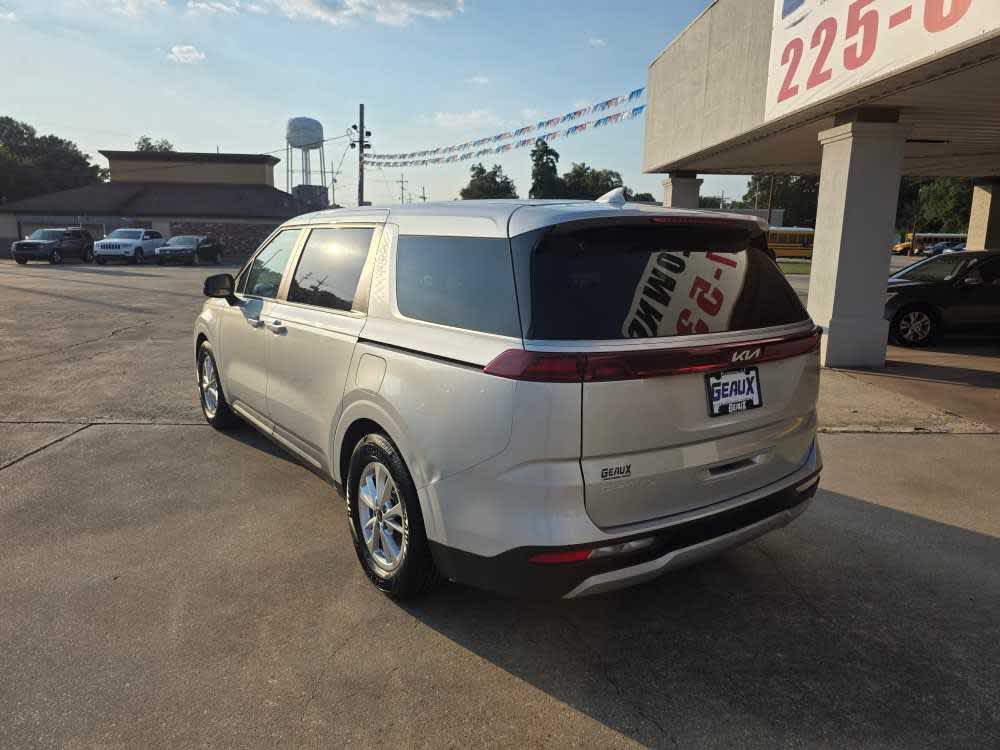 2023 Kia Carnival LX photo 3