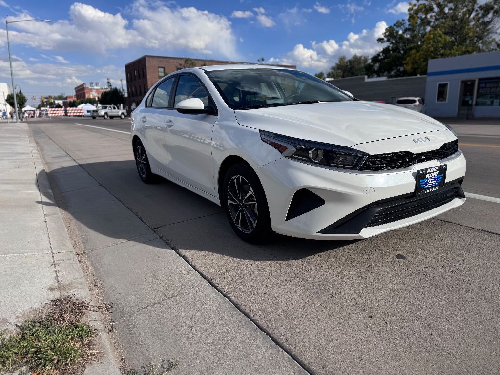 2023 Kia Forte LXS photo 3