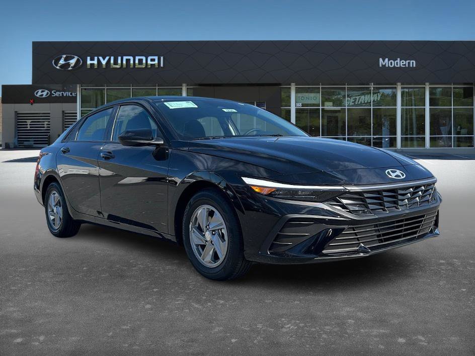 2026 Hyundai Elantra SE photo 2