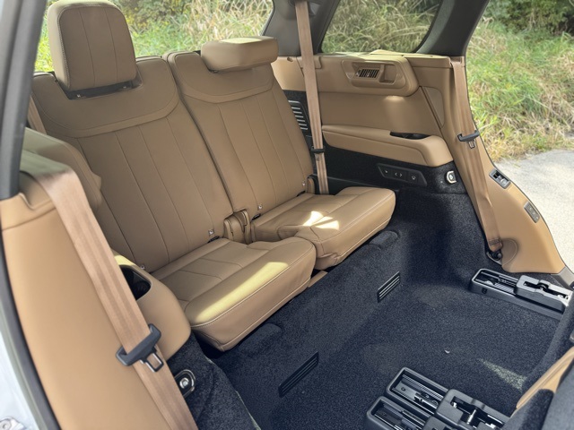 2025 Land Rover Range Rover SE photo 11
