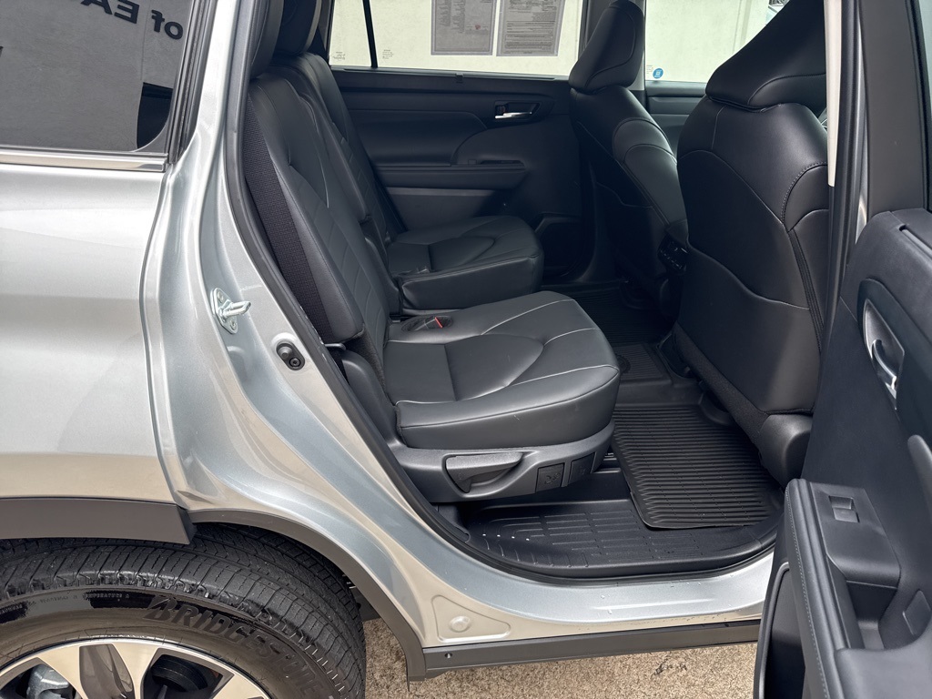 2024 Toyota Highlander XLE photo 3