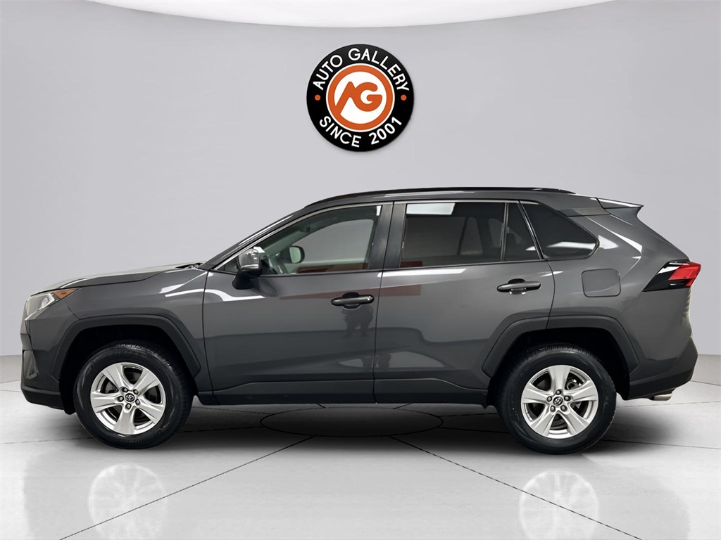 2019 Toyota RAV4 XLE photo 4