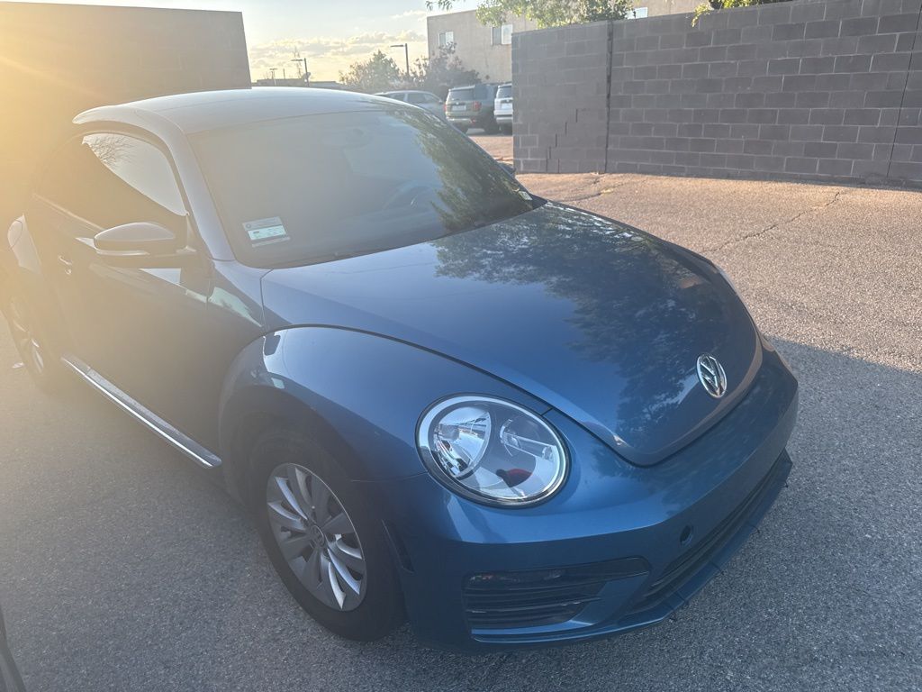 2019 Volkswagen Beetle S photo 2