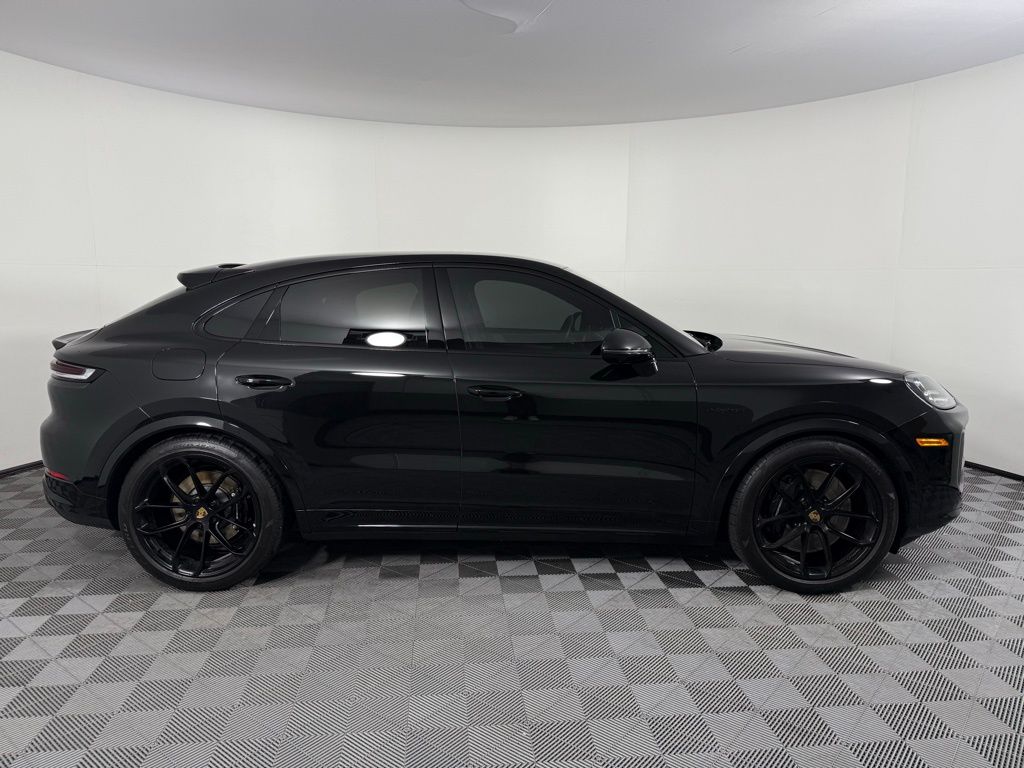 2024 Porsche Cayenne Turbo E-Hybrid Coupe photo 3