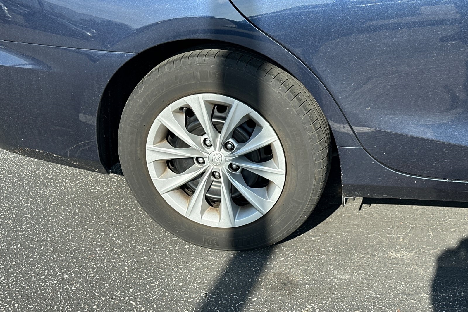 2015 Toyota Camry LE photo 3