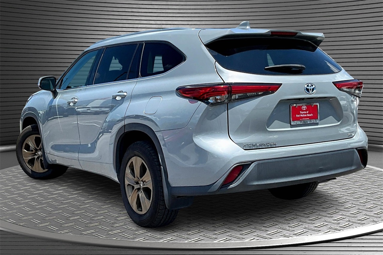 2022 Toyota Highlander Hybrid Bronze Edition photo 2