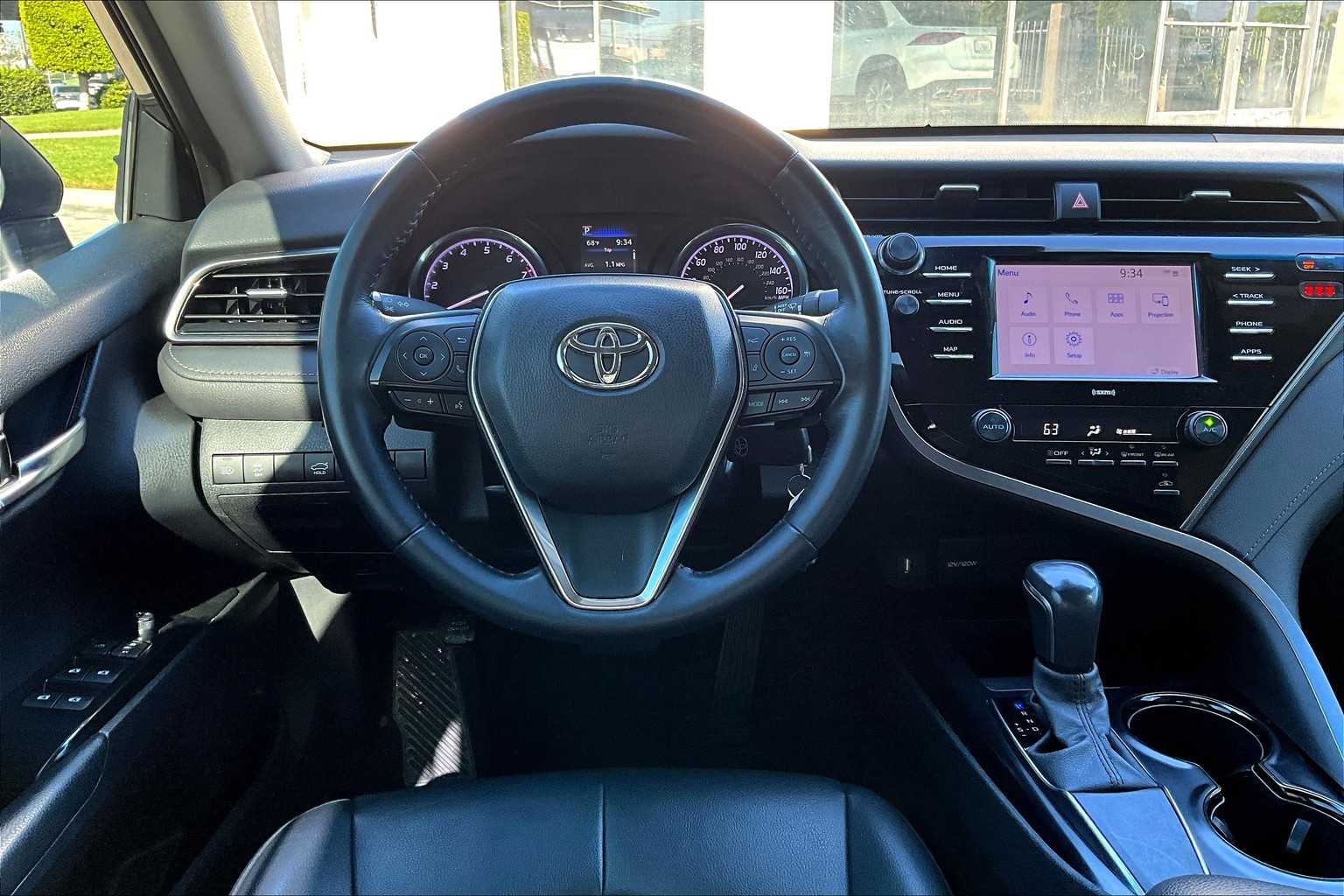 2020 Toyota Camry SE photo 5