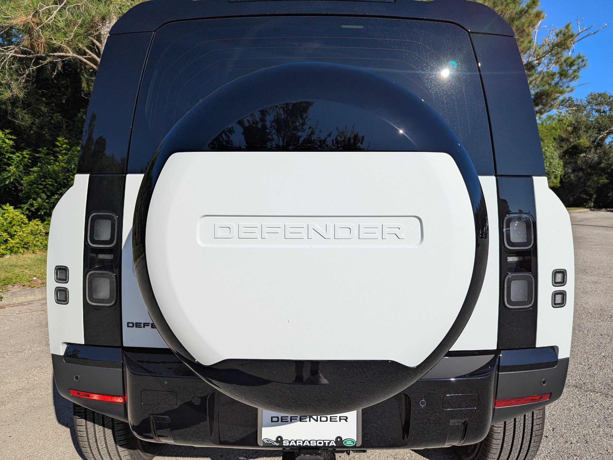 2026 Land Rover Defender 110 S photo 8