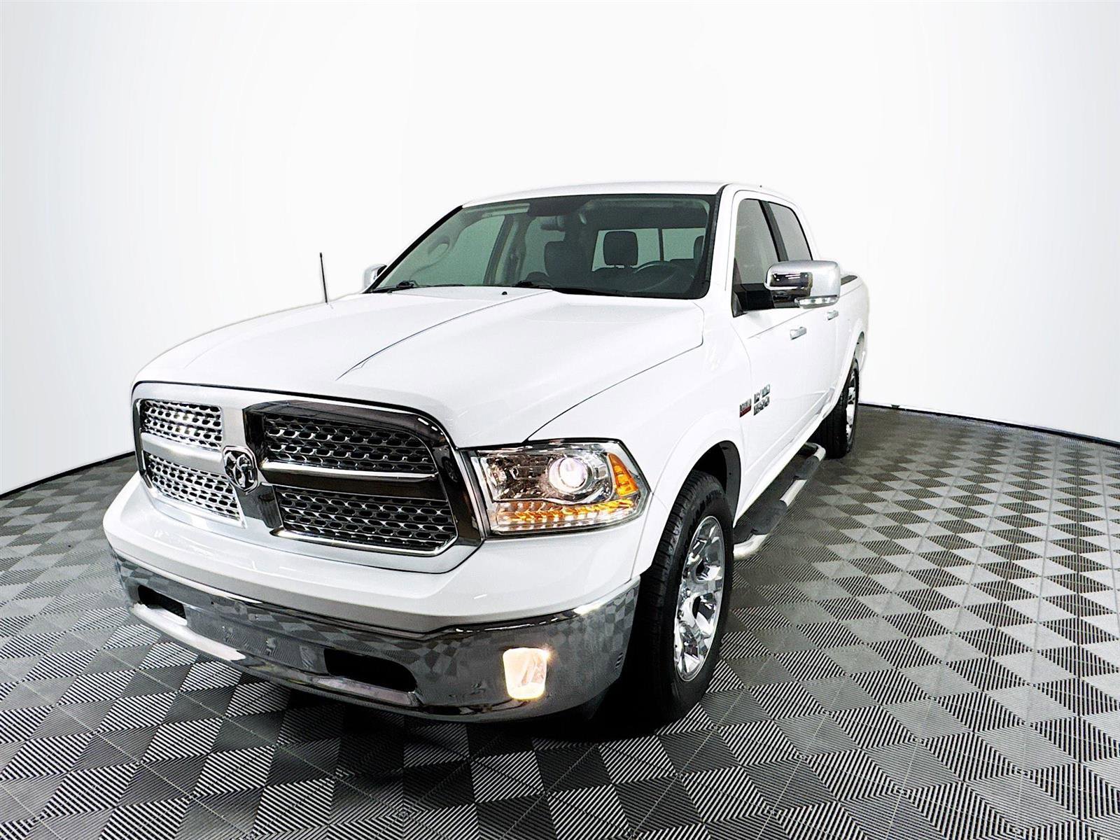 2017 Ram 1500 Laramie photo 3
