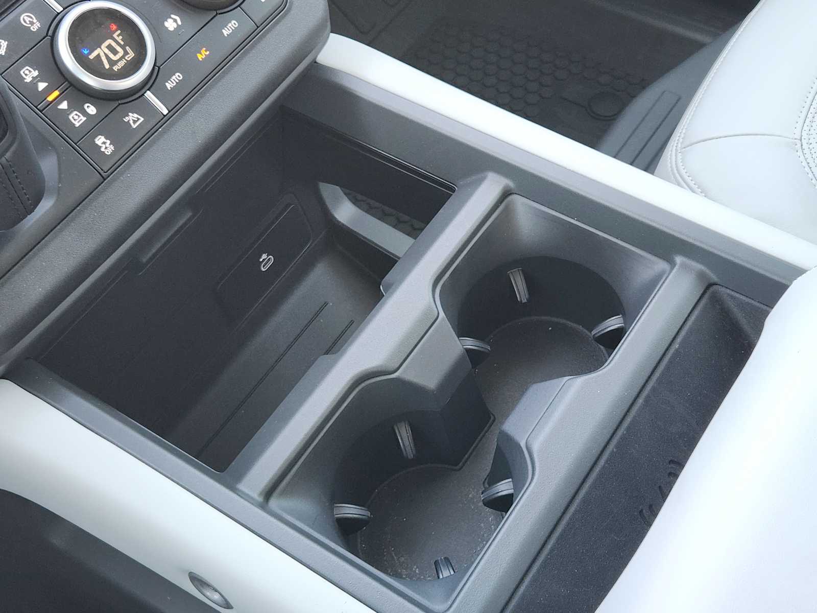 2025 Land Rover Defender 110 X-Dynamic SE photo 17