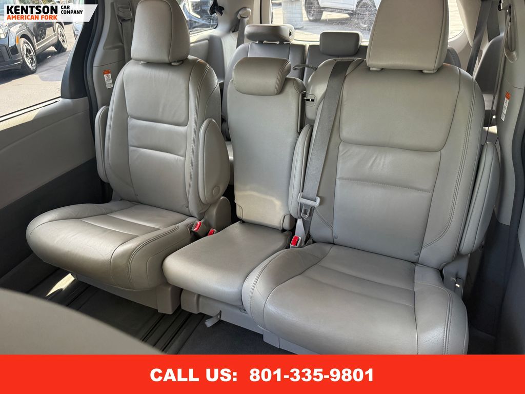 2019 Toyota Sienna XLE photo 32