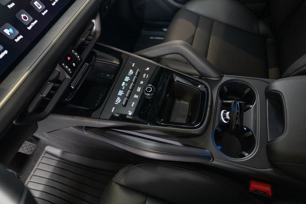 2025 Porsche Cayenne photo 22