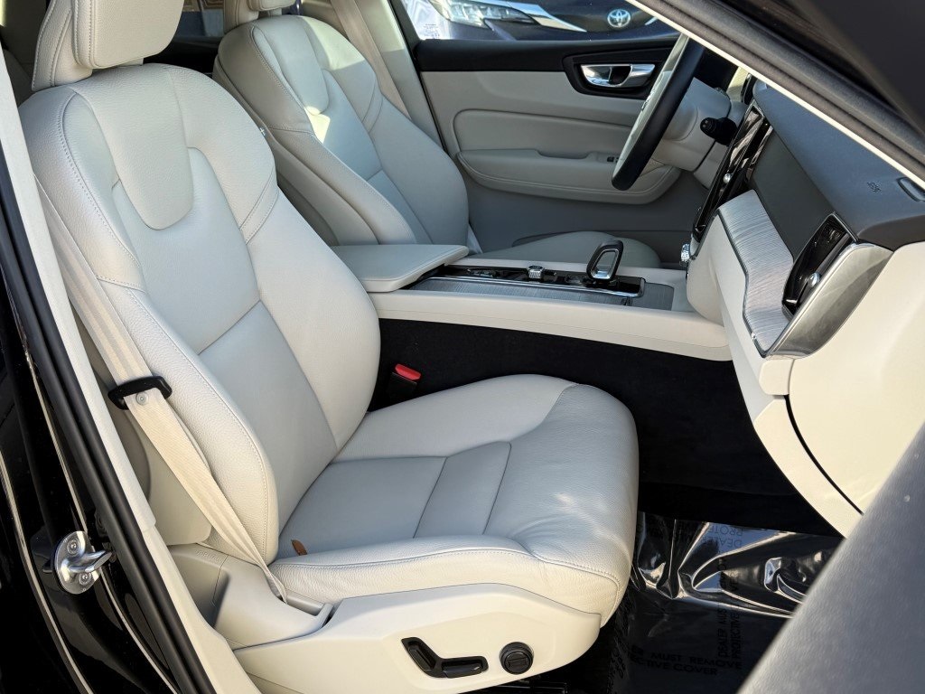 2023 Volvo XC60 B5 Plus photo 4