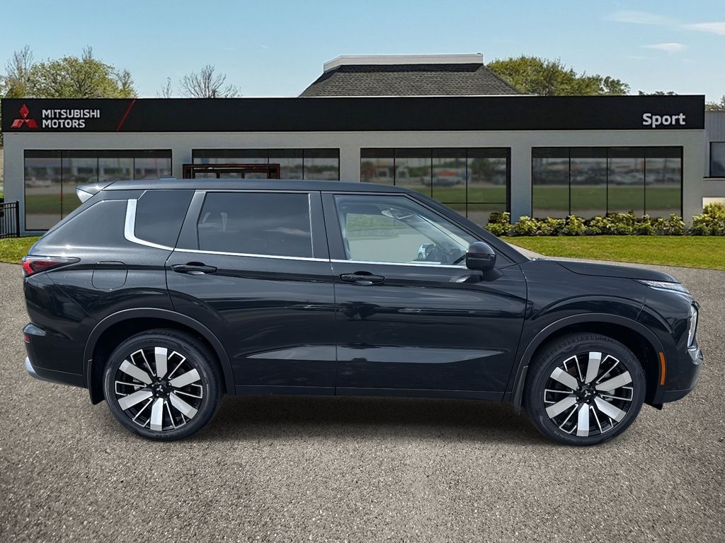 2025 Mitsubishi Outlander SE photo 2