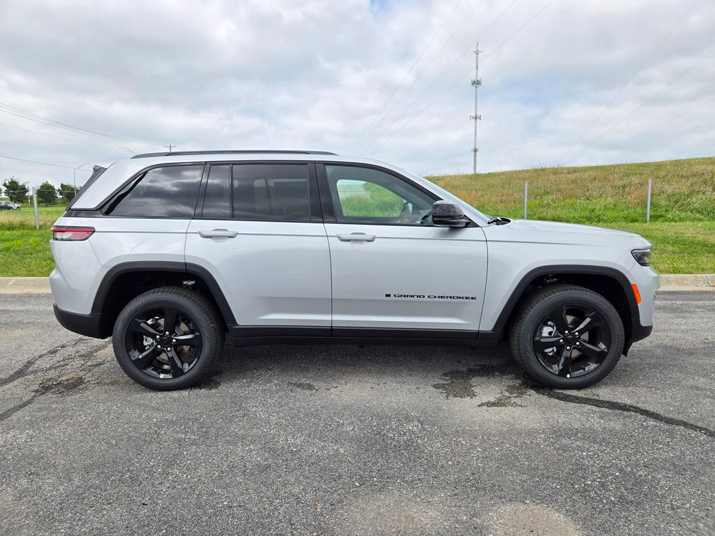 2025 Jeep Grand Cherokee Limited photo 2