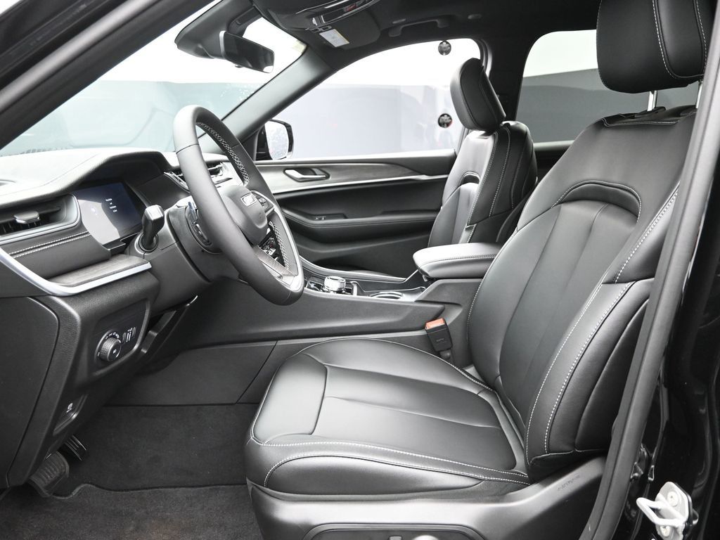 2025 Jeep Grand Cherokee Limited photo 12