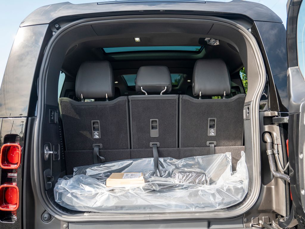 2025 Land Rover Defender 130 X-Dynamic SE photo 25