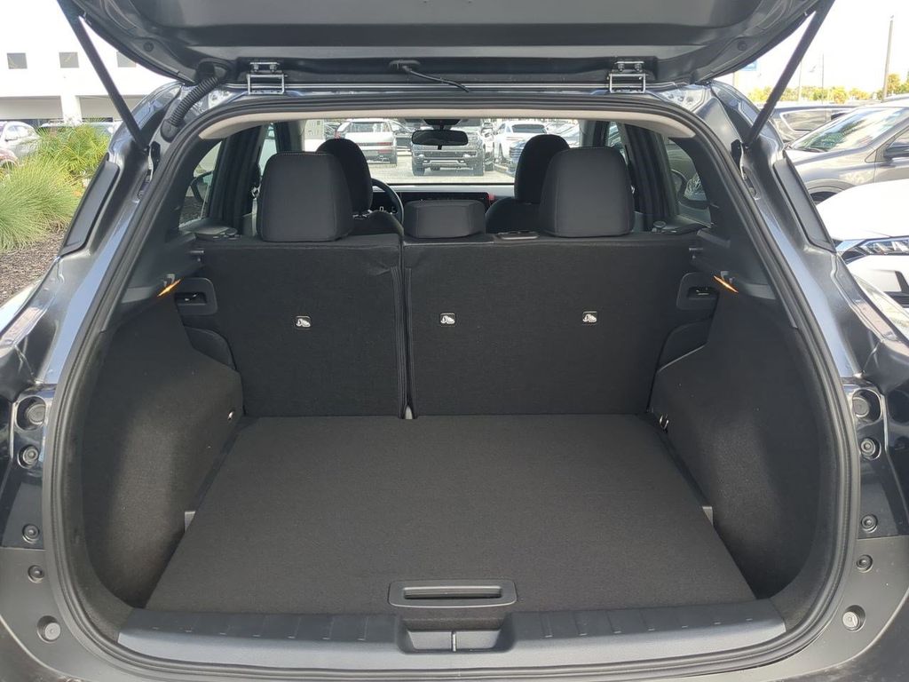 2025 Nissan Kicks SV photo 12
