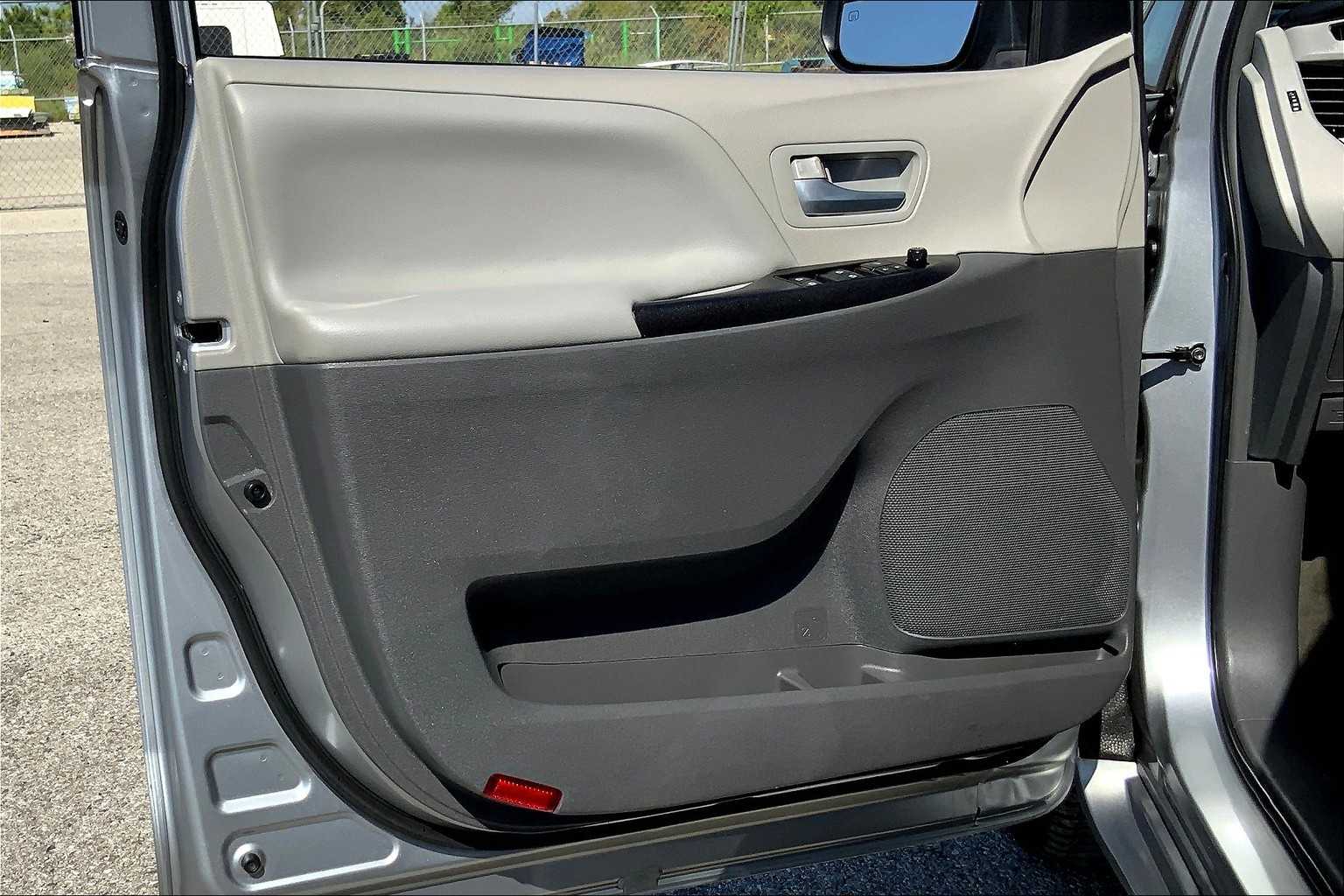 2017 Toyota Sienna LE photo 20