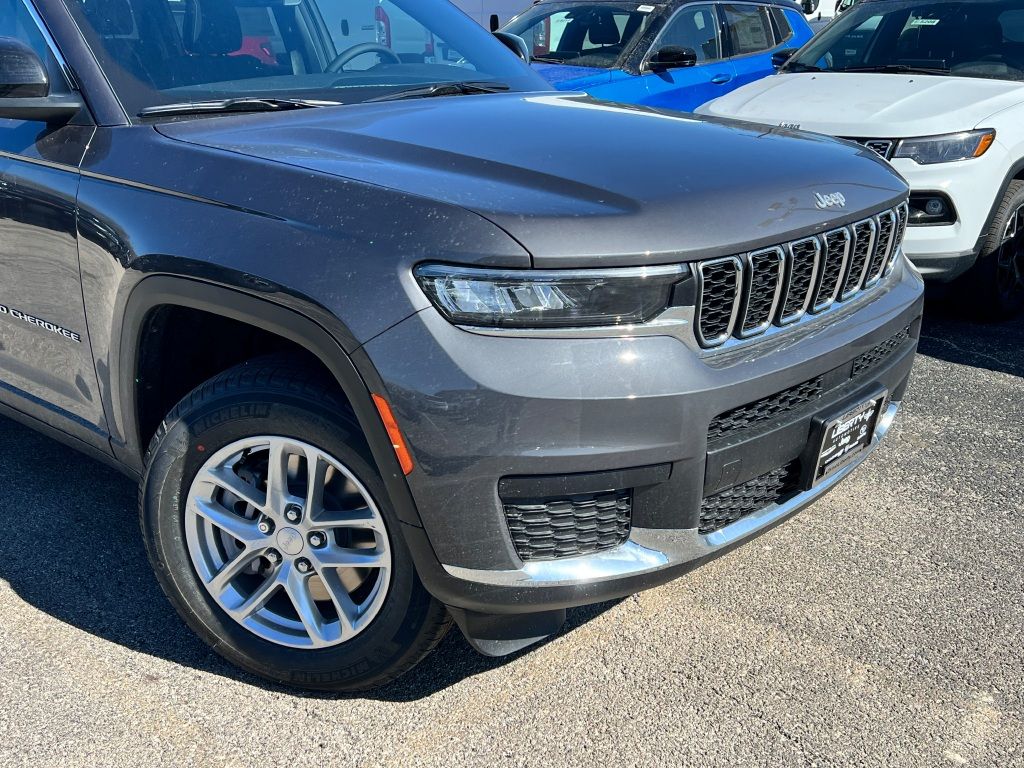 2025 Jeep Grand Cherokee Laredo X photo 2