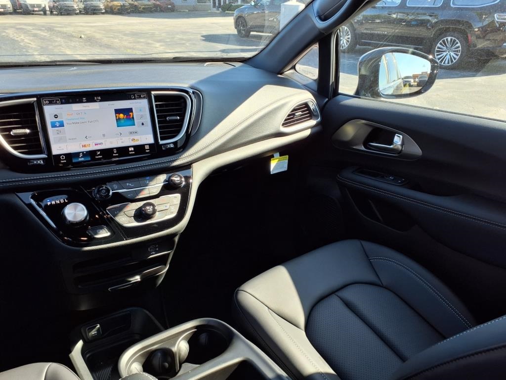 2026 Chrysler Pacifica photo 16