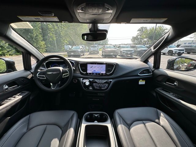 2025 Chrysler Pacifica photo 3