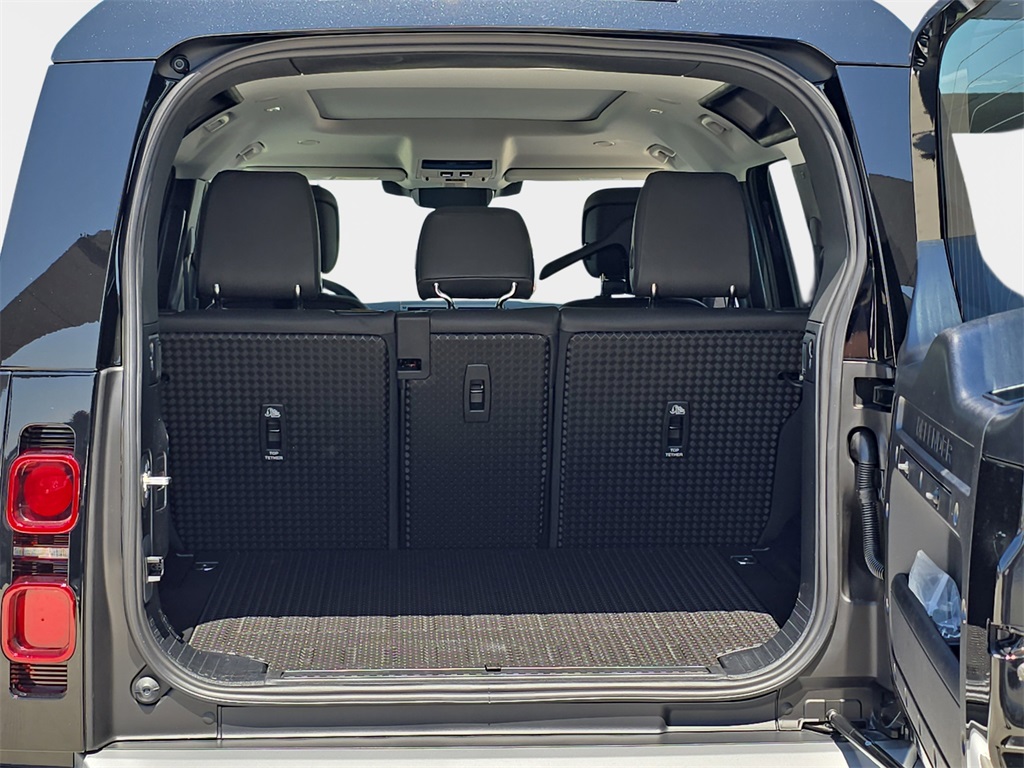 2025 Land Rover Defender 110 S photo 12