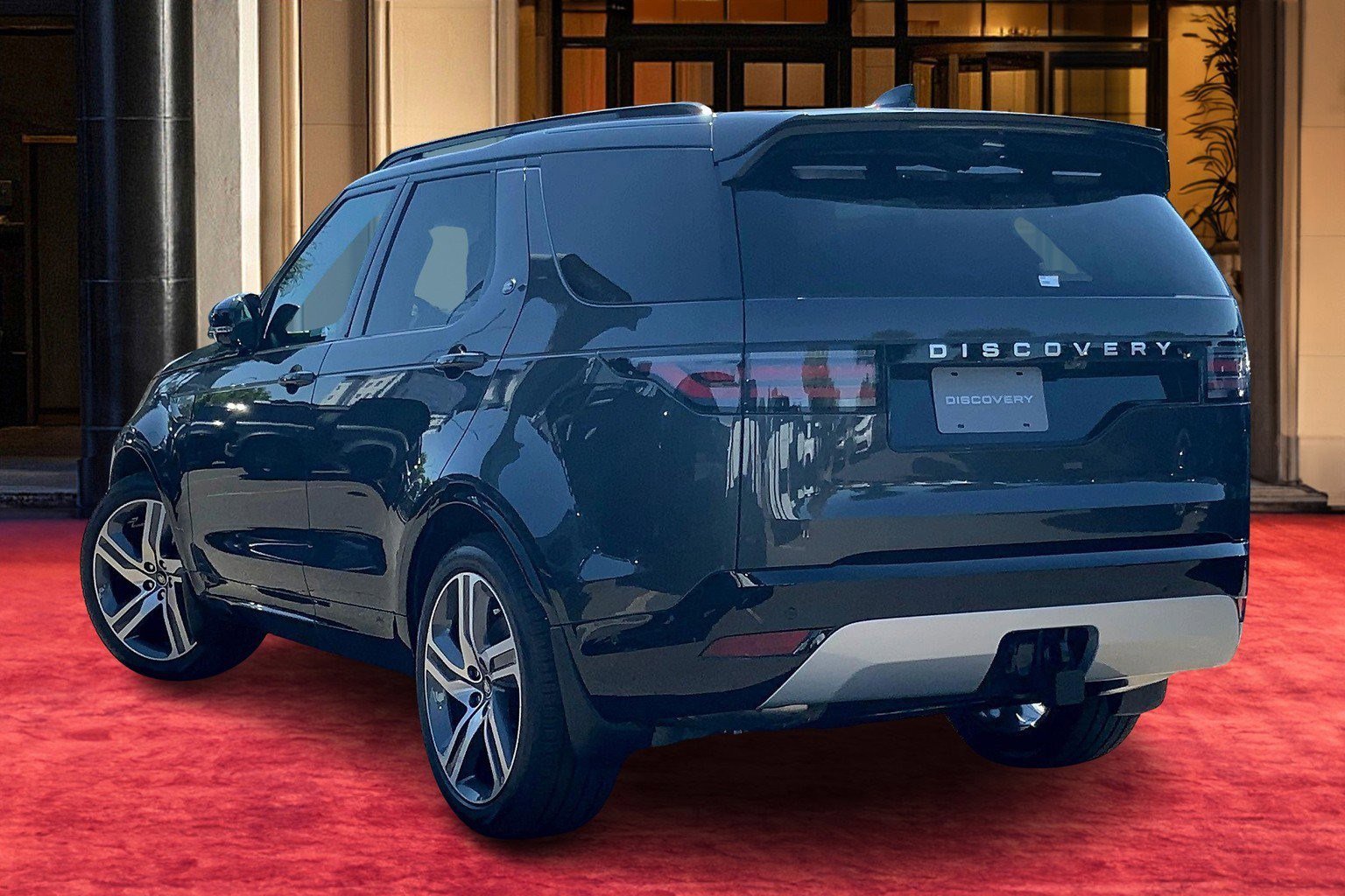 2025 Land Rover Discovery Metropolitan Edition photo 2