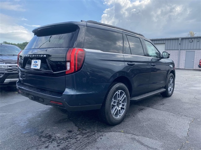 2025 Ford Expedition photo 3