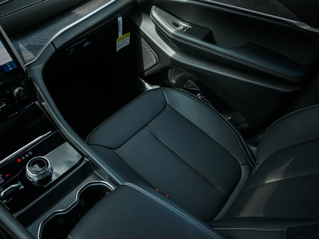 2025 Jeep Grand Cherokee Limited photo 25