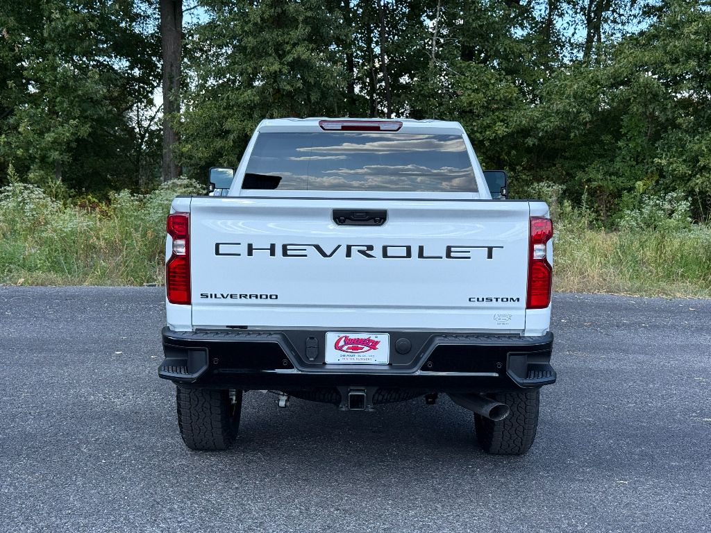 2025 Chevrolet Silverado 2500HD Custom photo 5