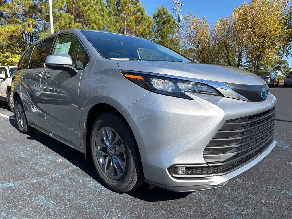 2025 Toyota Sienna XLE's photo