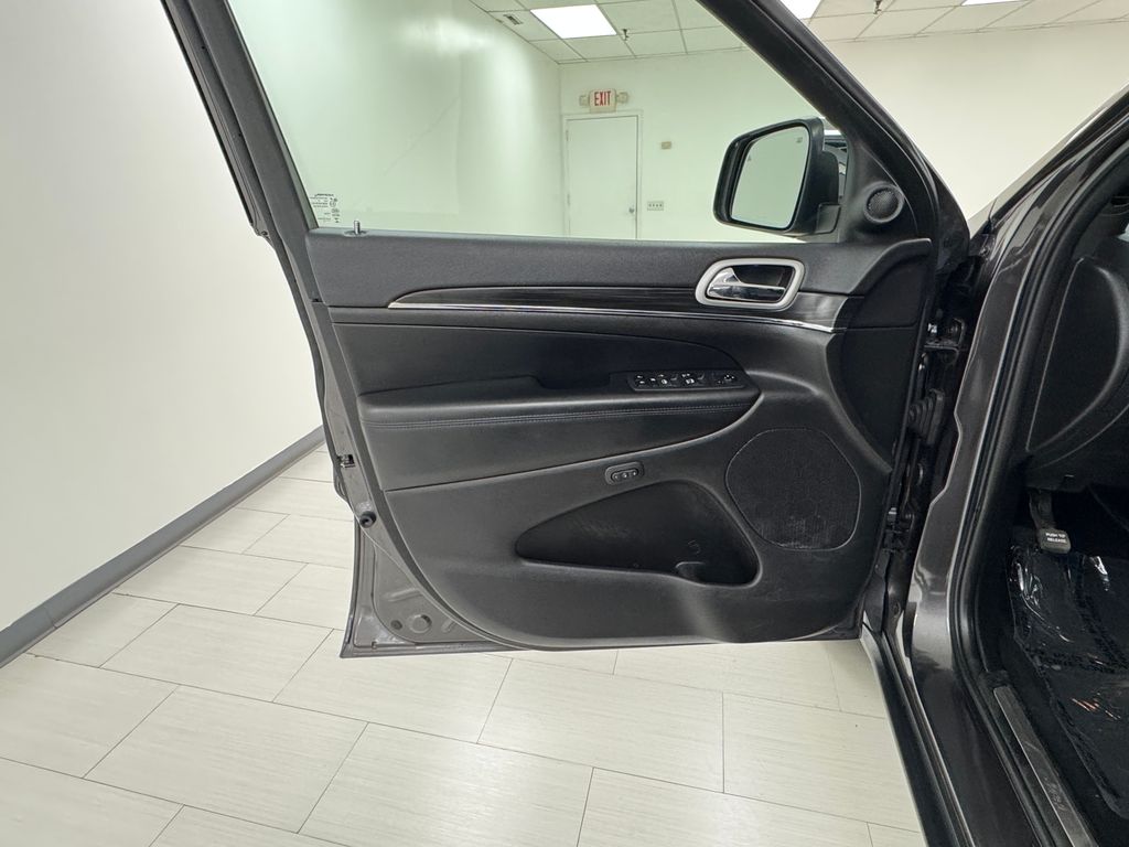 2019 Jeep Grand Cherokee Limited photo 2