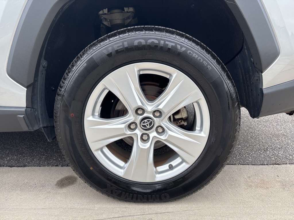 2020 Toyota RAV4 XLE photo 6