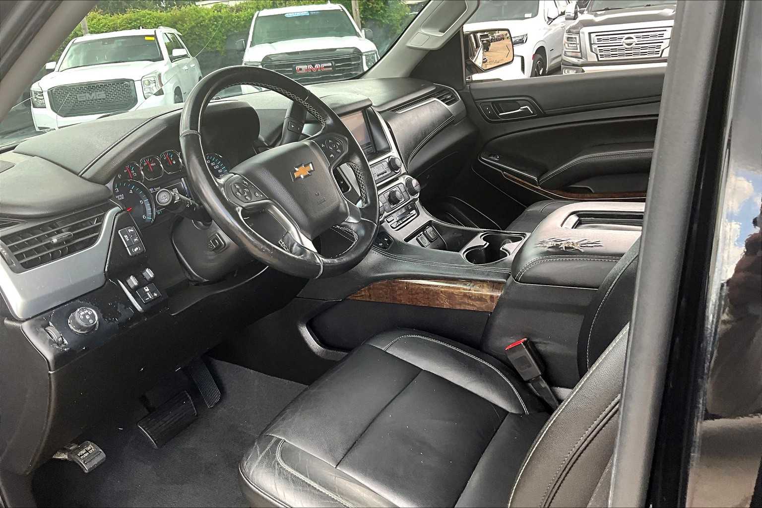 2019 Chevrolet Suburban LT photo 17