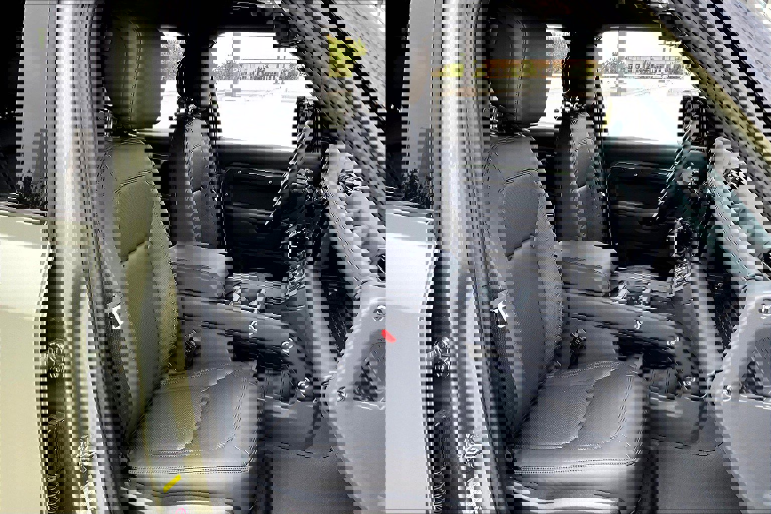 2025 Land Rover Defender 110 X-Dynamic SE photo 4