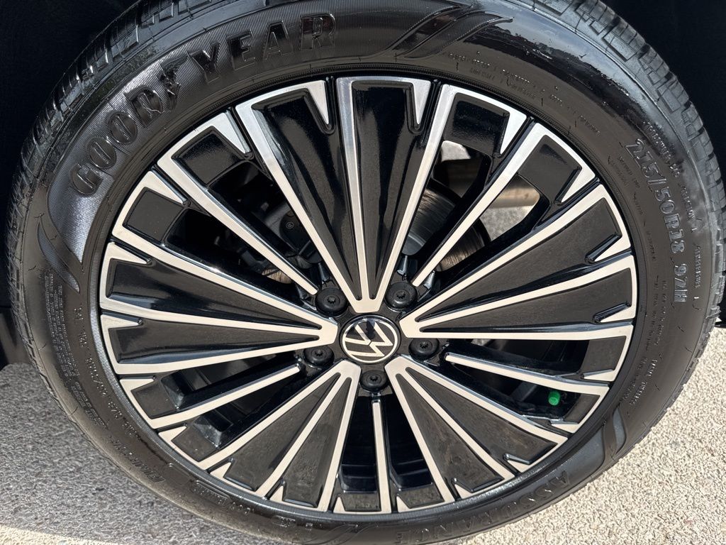 2025 Volkswagen Taos SE photo 8