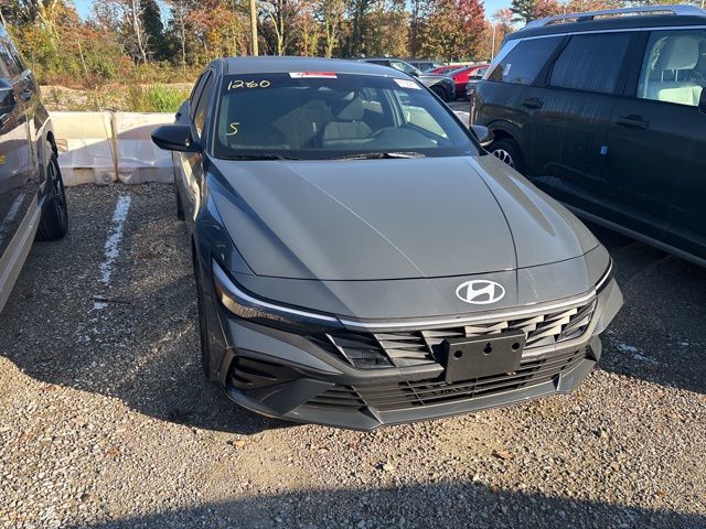 2025 Hyundai Elantra SEL Sport photo 2