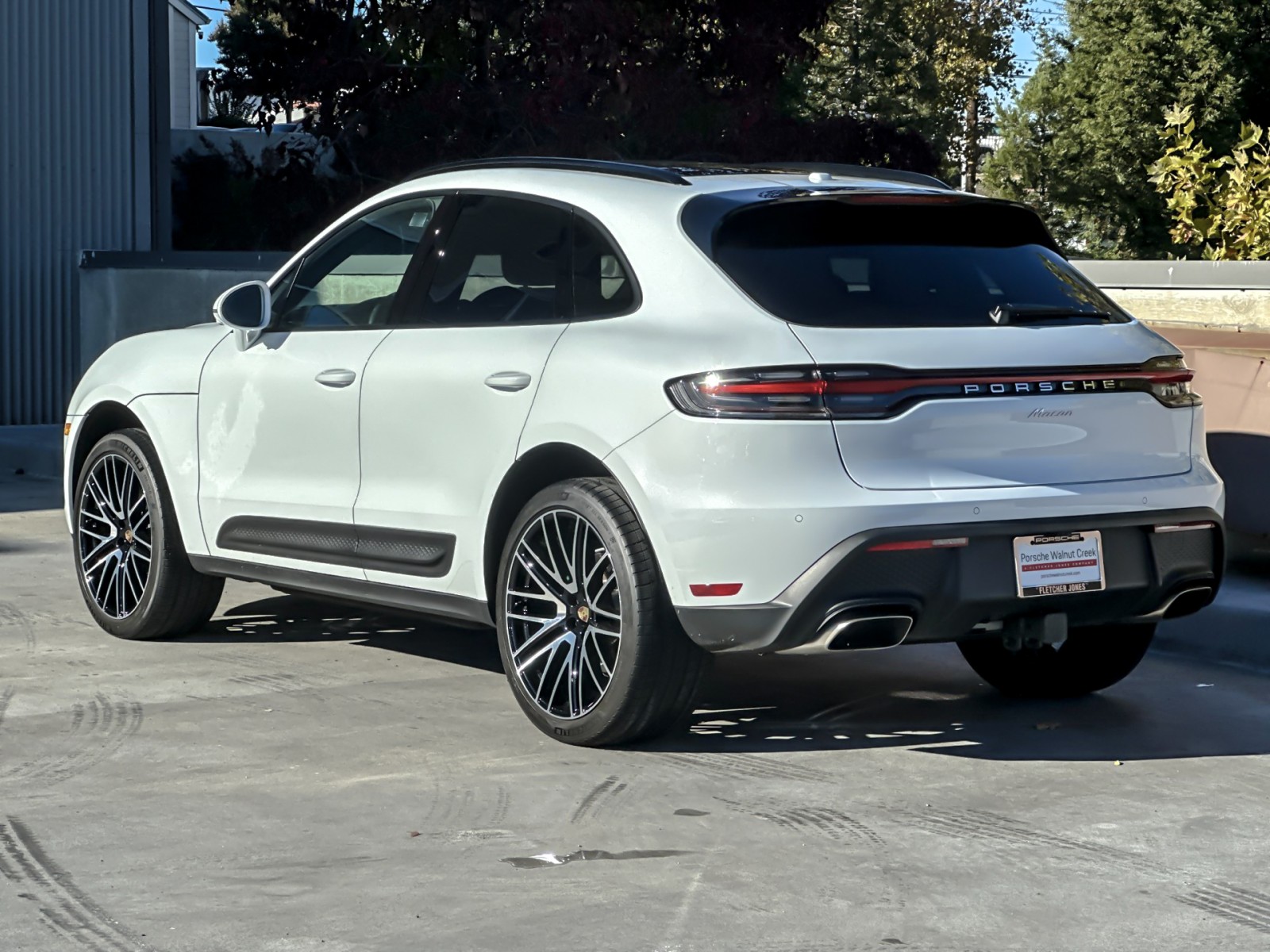 2025 Porsche Macan T photo 2
