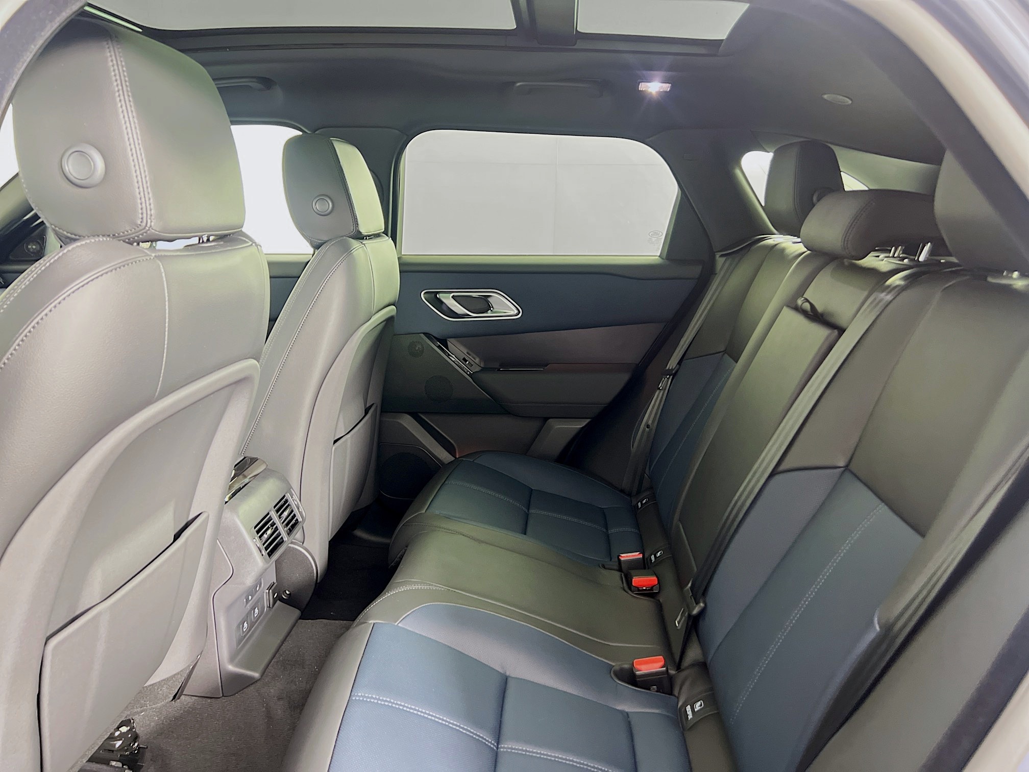 2026 Land Rover Range Rover Velar SE photo 19