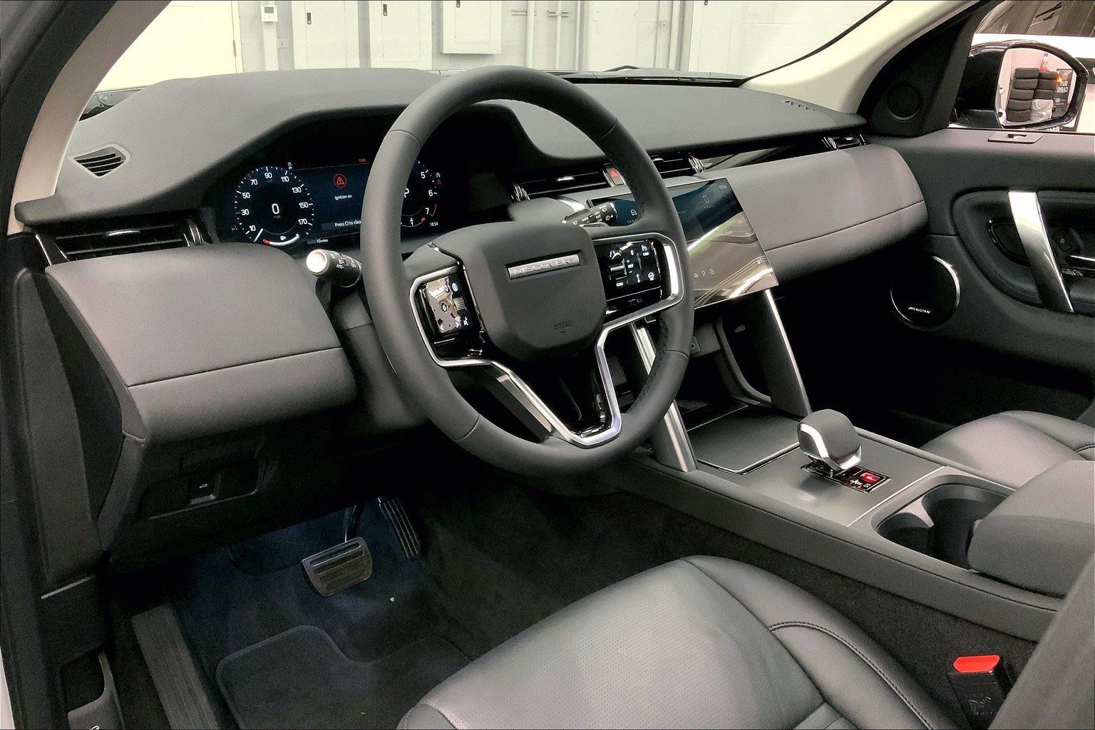 2025 Land Rover Discovery Sport S photo 4