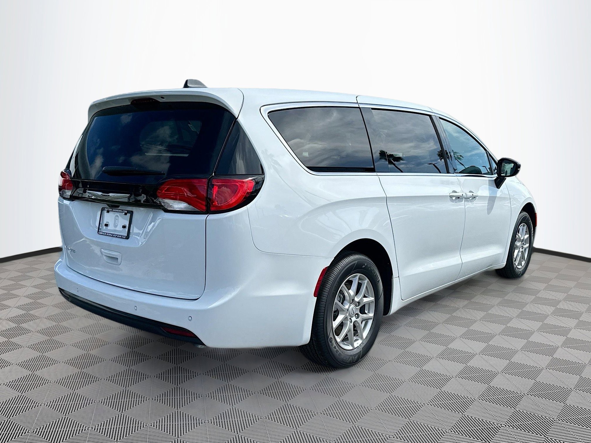2026 Chrysler Voyager LX photo 4