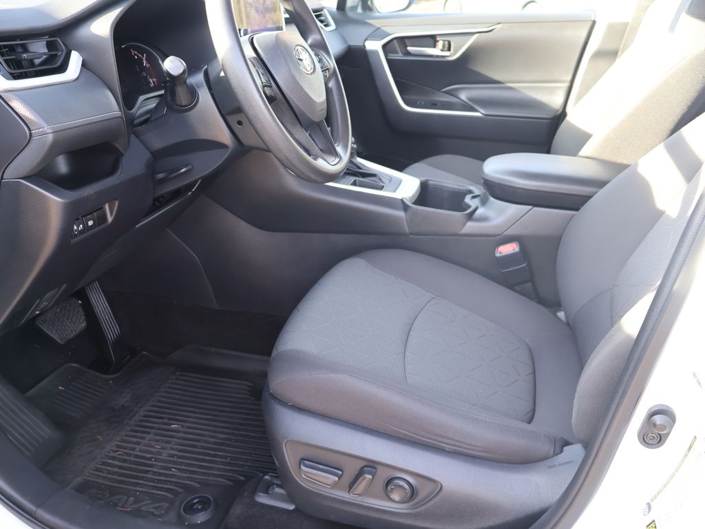 2023 Toyota RAV4 XLE photo 2