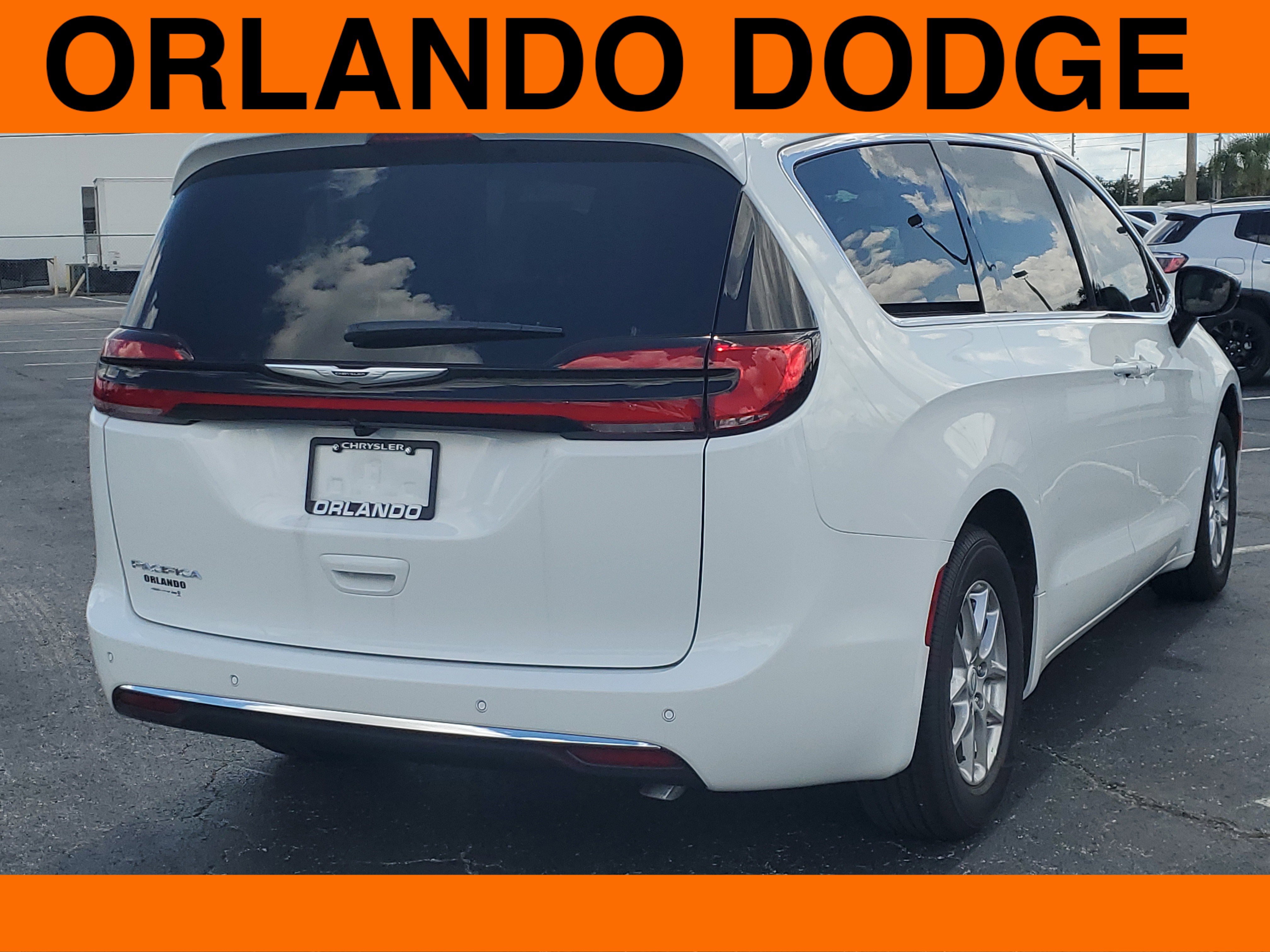 2026 Chrysler Pacifica photo 2