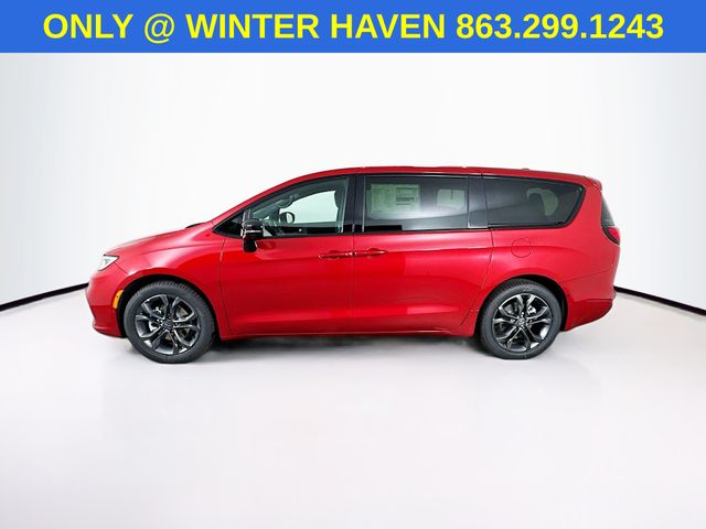 2026 Chrysler Pacifica photo 4